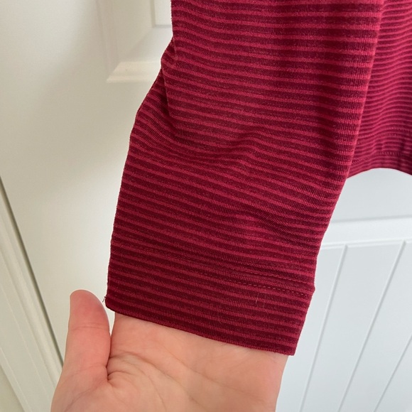 NWOT | Under Armour men’s red stripe pattern long sleeve “loose” coldgear‎ small - Picture 3 of 7